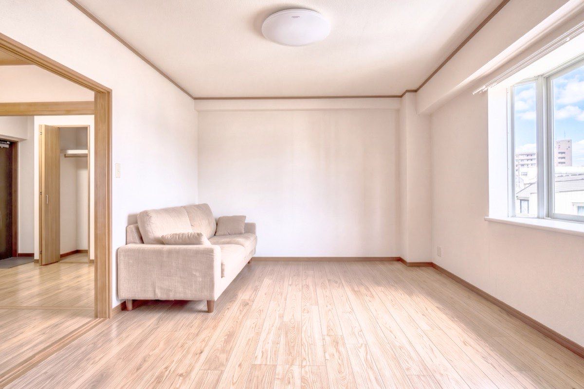 補正後：室内が明るくなり、白飛びしていた窓の外まで見えるようになったリビング